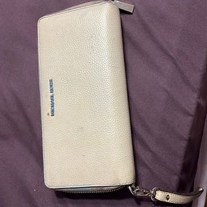 Micheal kors women’s wristlet